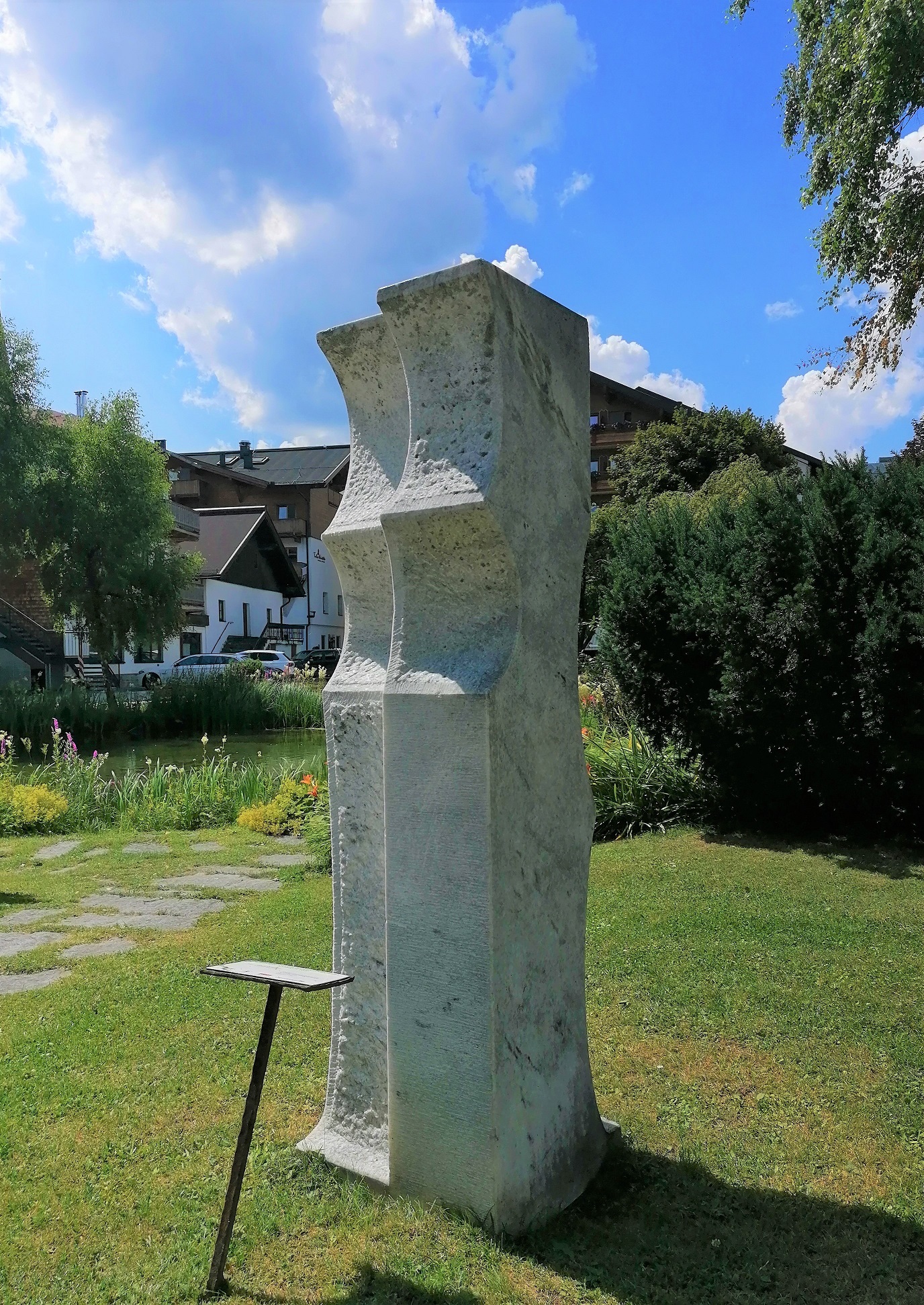 Katrin Gschwendtner, Mademoiselle, 2001, Marmor, Seefeld i. T., Kurpark_Foto Dr. Helmuth Oehler, Innsbruck